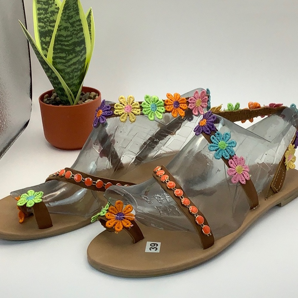 CHICME Floral crochet sandals in mixed colors with beading. Size 39.